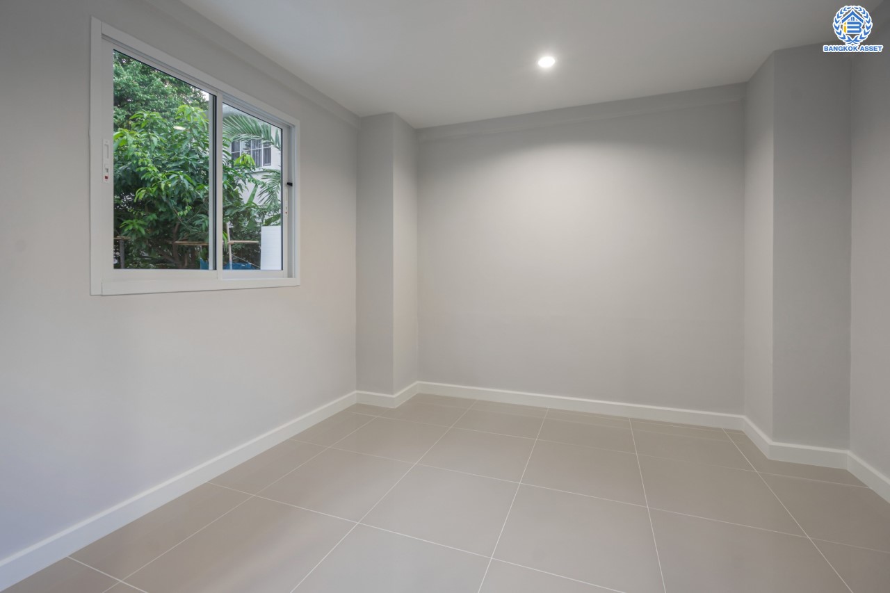 บ้านมือสองตกแต่งใหม่ ม.นันทวัน พระราม5 ตกแต่งหรูหรา หลังใหญ่กว่า 64 ตร.ว. ฟังก์ชันจัดเต็ม 3 ห้องนอน 3 ห้องน้ำ 1 ห้องอเนกประสงค์ จอดรถได้ 2 คัน พร้อม Living Room รองรับทุกความสุข ทำเลเดินทางสะดวก ใกล้ทางด่วน "กาญจนาภิเษก" และรถไฟฟ้าสายสีม่วง "สถานีบางรักใหญ่"